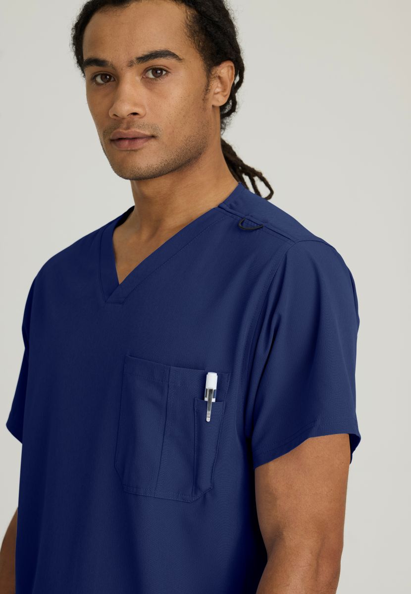 SKECHERS MALE STRUCTURE V-NECK TOP | NAVY